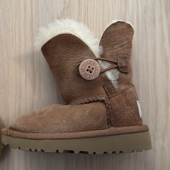 Ugg Bailey Button Toddler size 6 - Picture 4 of 4